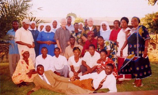 De staf van het Ziekenhuis en personeel. Een van de Zusters is directrice van de kleuterschool. Een Tanzaniaanse Congregatie van de Dochters van Maria.